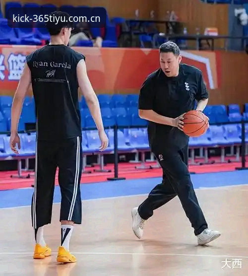 体育足球官网苹果版 揭秘李楠挂帅北京男篮背后:一个顾问的逆袭,一把老帅的急流勇退